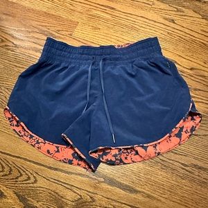 Lulu Lemon reversible mid rise short
